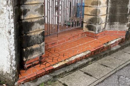 ポーチタイルリフォーム（Before）