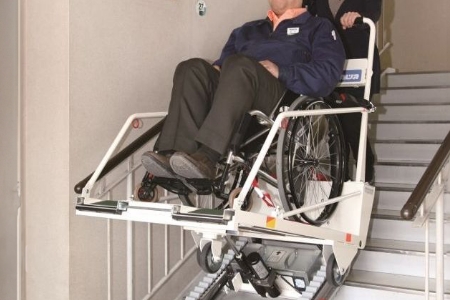 階段昇降車(階段移動用リフト)